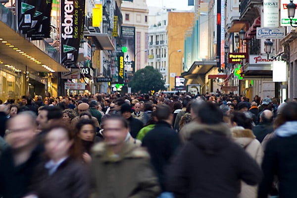 Multitud en la calle del Carmen de Madrid. Foto: Manolo Gómez (CC BY 2.0)