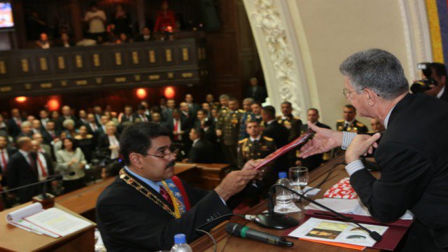 Venezuelan president Nicolas Maduro delivered the 2015 Report and Accounts to Henry Ramos, president of the National Assembly (15/1/2016). Photo: Agencia Venezolana de Noticias (AVN). Elcano Blog