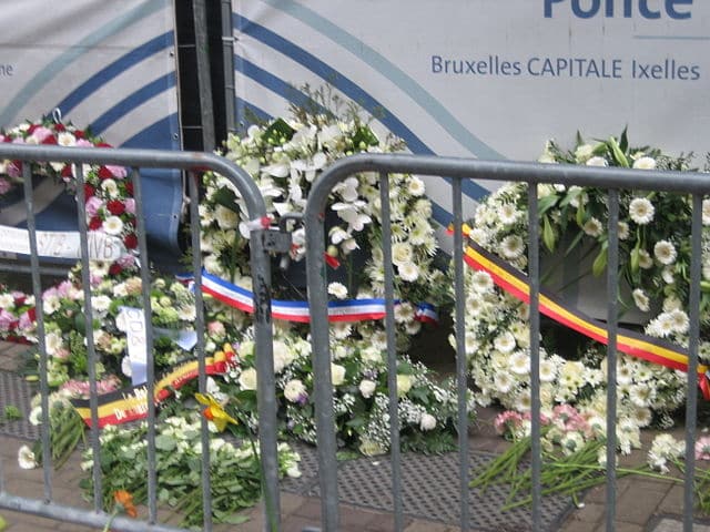 Flores y mensajes en la entrada de la estación del metro de Maelbeek/Maalbeek en la Rue de la Loi/Wetstraat tras los atentados del 22 de marzo de 2016 en Bruselas. Foto: Zinneke vía Wikimedia Commons. Licencia Creative Commons Reconocimiento-CompartirIgual. Blog Elcano