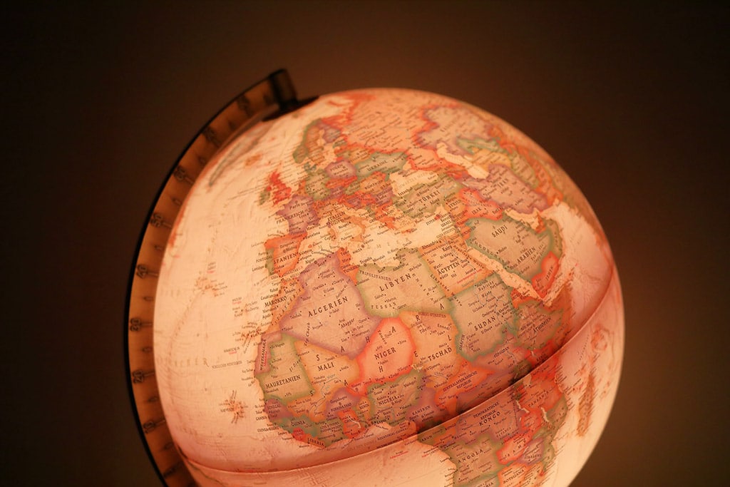 Globo terráqueo con el mapa África. Foto: Maksim Shutov (@maksimshutov). Blog Elcano