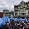 Manifestación frente al Palacio Nacional de Guatemala (22/8/2015). Foto: Nadia Cabrera/s21. Imagen vía siglo21.com.gt - Blog Elcano