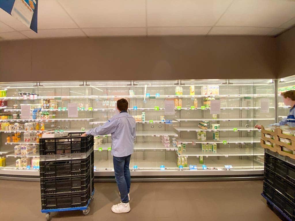 La respuesta económica a una pandemia sólo puede ser global y coordinada. Estantes vacíos en un supermercado en los Países Bajos. Foto: Martijn Baudoin (@martijnbaudoin)