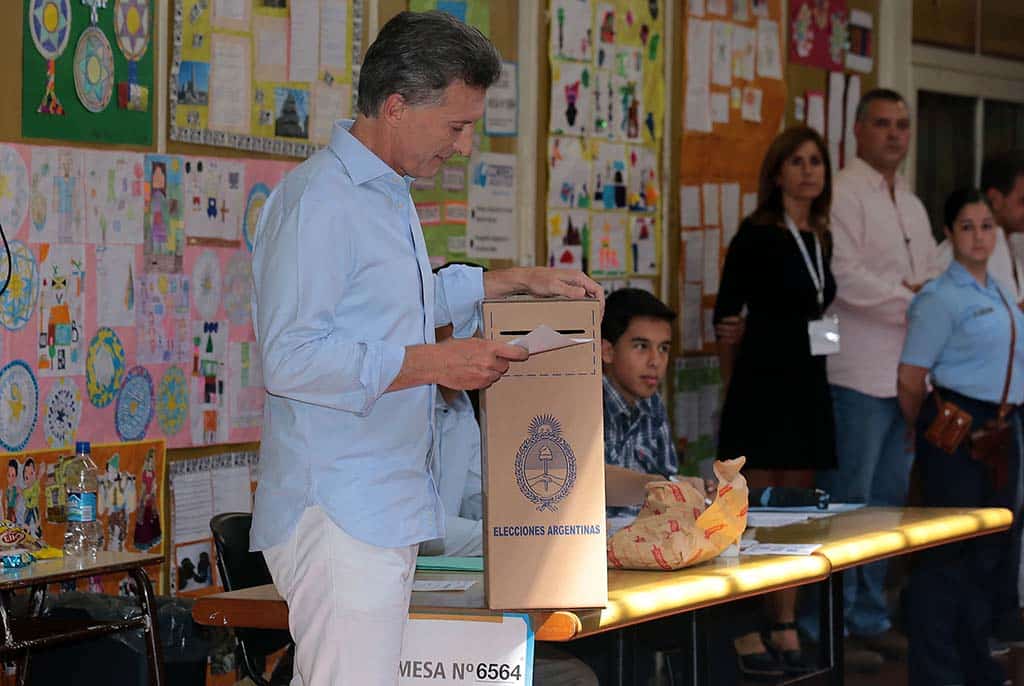 Interrogantes pos electorales en argentina. Mauricio Macri votando en las elecciones del 2015. Foto: Monica Martinez-gvGCBA. Blog Elcano