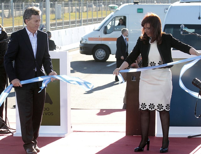 Conjungando el futuro político en Argentina: kirchnerismo, peronismo, macrismo. Mauricio Macri y Cristina Fernandez de Kirchner durante la inaguración de tramo de Autopista Illia (2014). Foto: Area de Fotografía, Secretaría de Medios - GCBA / Flickr. Licencia Creative Commons Reconocimiento-SinObraDerivada. Blog elcano