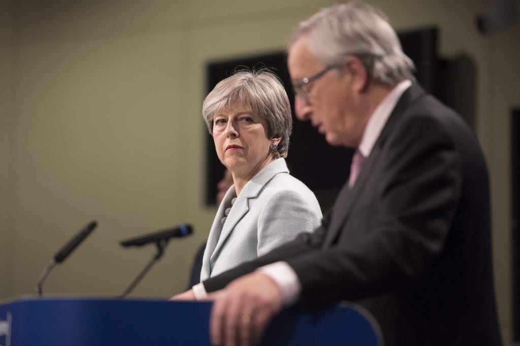 La primera ministra, Theresa May, y el presidente de la Comisión Europea, Jean-Claude Juncker, durante la presentación del informe conjunto sobre el progreso de las negociaciones en virtud del artículo 50 (2017). Foto: Number 10 (Dominio público). Blog Elcano