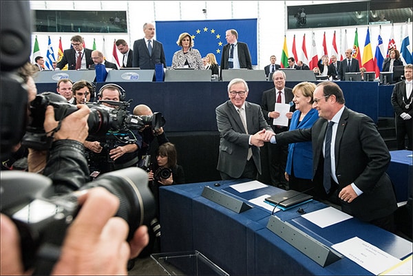 Angela Merkel and François Hollande greet Jean-Claude Juncker in the plenary chamber (European Parliament) on 7 October. Photo: European Parliament. Elcano Blog.