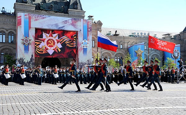 Desfile militar en conmemoración del 71º aniversario de la victoria en la Gran Guerra Patriótica (1941-1945) en la Plaza Roja de Moscú, Rusia (9/5/2016). Foto: President of Russia. Licencia Creative Commons Reconocimiento 4.0 Internacional.