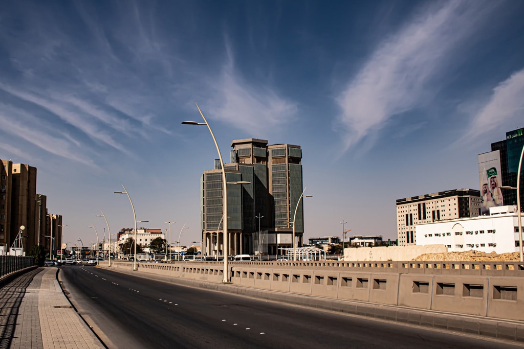 Edificios en Riad, capital de Arabia Saudí. Foto: Mishaal Zahed (@mishaalzahed)