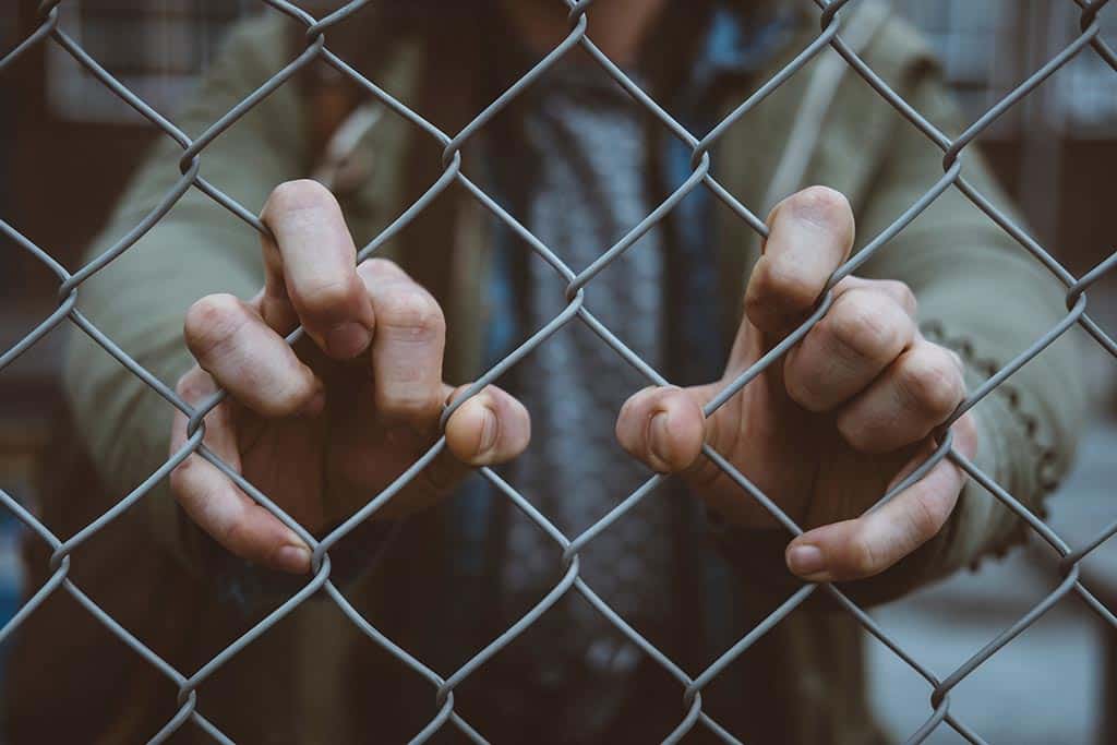La excarcelación de yihadistas: un reto para España. Foto: Mitch Lensink (Unsplash). Blog Elcano