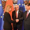 Federica Mogherini y Xi Jinping se estrechan la mano el pasado mes de julio en la 18ª cumbre UE-China en Pekín. Foto: European External Action Service (CC BY-NC 2.0)