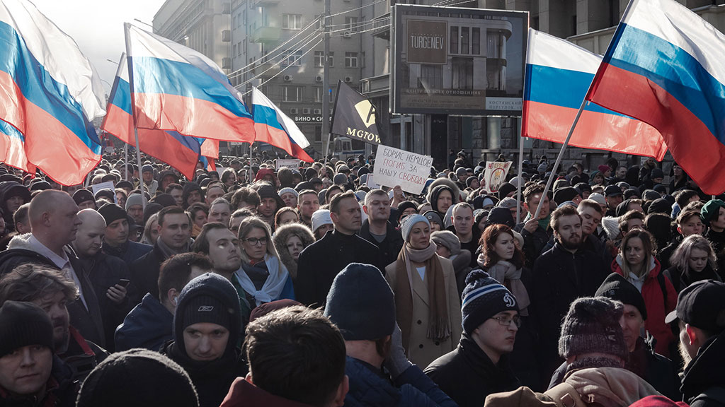 Alexéi Navalni (centro) durante la manifestación en memoria del asesisanto de Boris Nemstow en Moscú (julio de 2020). Foto: Michał Siergiejevicz (CC BY 2.0). Blog Elcano
