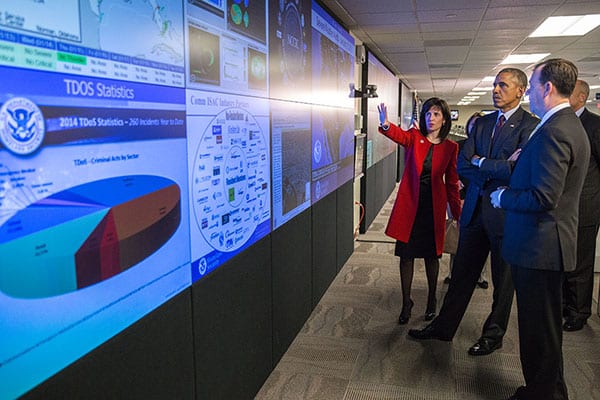 Barack Obama en la sede del National Cybersecurity and Communications Integration Center (NCCIC) en Arlington, Virginia. Foto: The White House / Pete Souza (Trabajo del Gobierno de los Estados Unidos). Blog Elcano