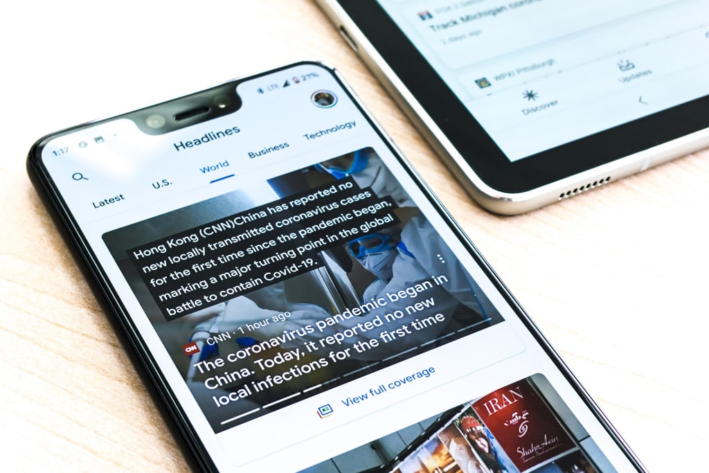 Periodismo de calidad contra la desinformación. Información sobre el COVID-19 en la aplicación Google News en un teléfono móvil. Foto: Obi Onyeador (@thenewmalcolm)