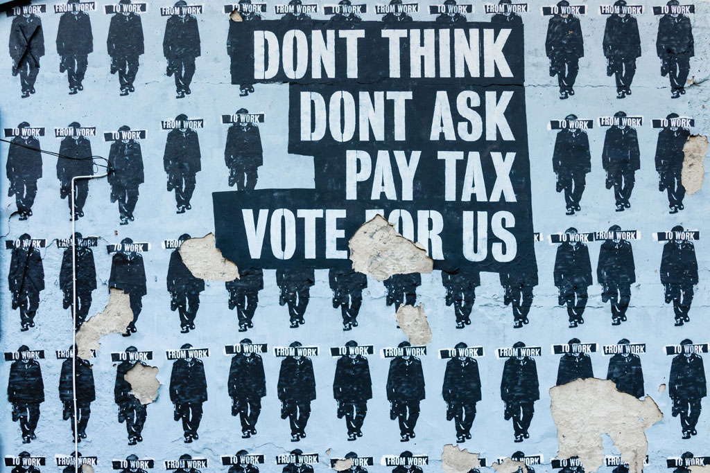 “No pienses, no preguntes, paga tus impuestos, vota por nosotros”. Valla publicitaria del artista callejero Peter Fuss en Pola, Katowice (Polonia). Foto: Pawel Czerwinski (@pawel_czerwinski). Blog Elcano