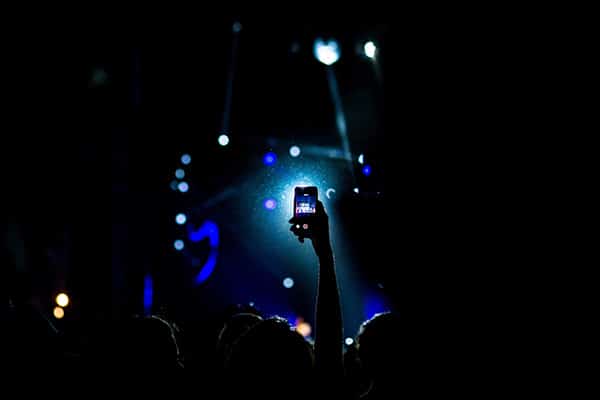 La silueta de un concierto en Monterrey. Photo by Daniel Gzz on Unsplash