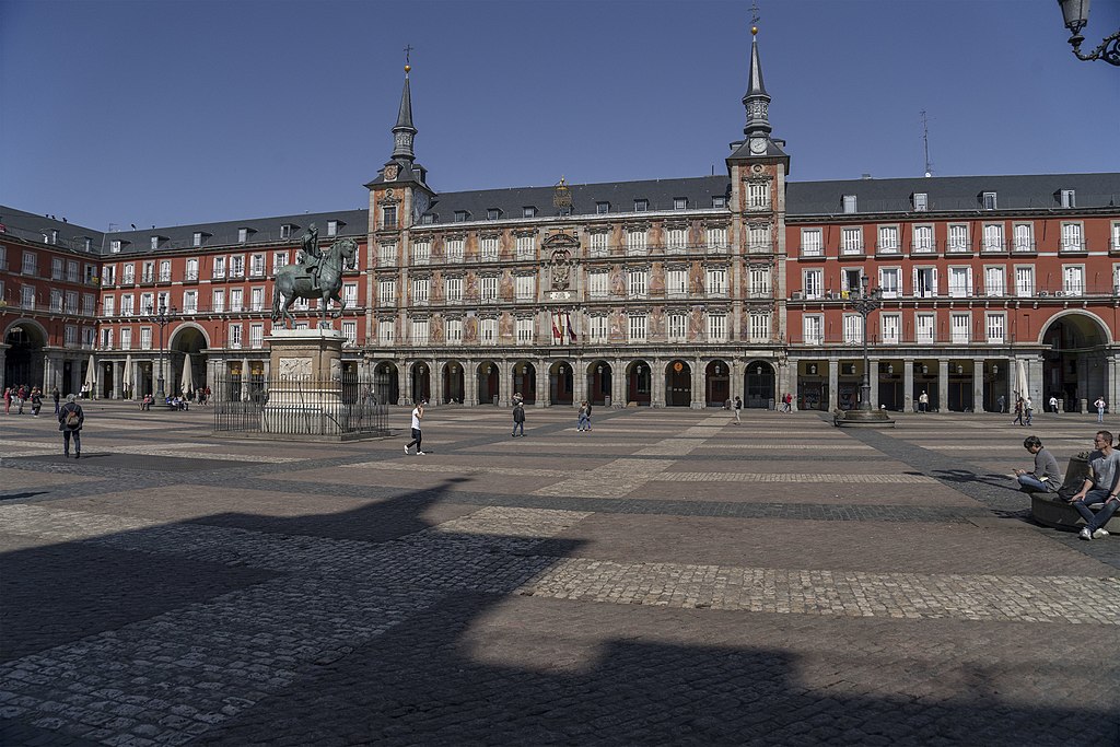 ¿España lo está haciendo bien o mal en su respuesta a la COVID19? Plaza Mayor de Madrid durante el confinamiento por la pandemia de la COVID-19 (14/3/2020)