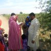 Doctora suministra la vacuna de la polio a un niño en un campo de algodón en Pakistán. Foto: Ambreen Chaudhry / CDC Global (CC BY 2.0)