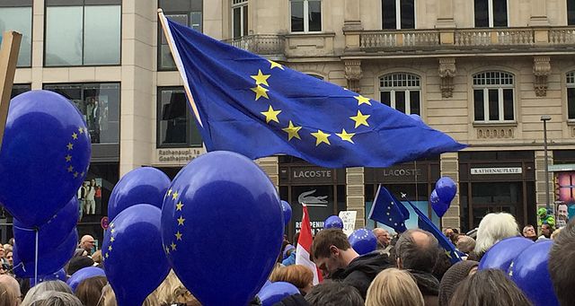 Rally of the citizen's initiative Pulse of Europe in Frankfurt, Germany. Photo: HajjiBaba (own work) via Wikimedia Commons (CC BY-SA 4.0). Elcano Blog