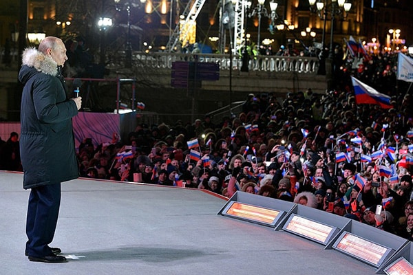 Vladimir Putin se dirige a la mulitutd congregada en la Plaza Manezhnaya de Moscú (18/3/2018). Foto: Kremlin.ru (CC BY 4.0). Blog Elcano
