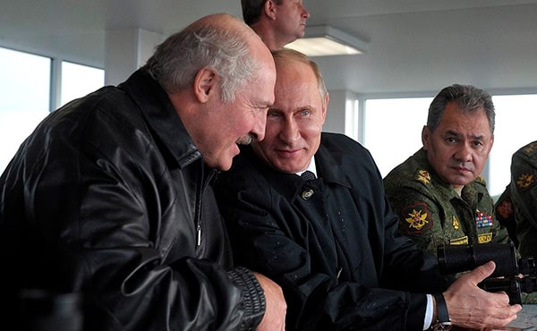 El presidente bielorruso Alexander Lukashenko y Vladimir Putin conversan al lado del ministro de Defensa ruso Sergei Shoigu durante las maniobras Zapad-2013. Foto: Kremlin (CC BY 4.0)