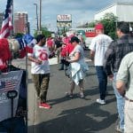 Man wearing a QAnon T-Shirt. Photo:Marc Nozell, New Hampshire, USA (Wikimedia Commons / CC BY 2.0). Elcano Blog