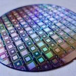 Guerra Fría global por la Inteligencia Artificial. Imagen de una oblea con procesadores cuánticos. Foto: Steve Jurvetson (CC BY 2.0). Blog Elcano