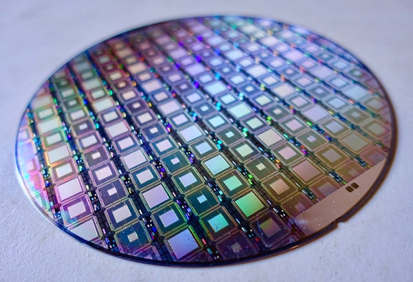 Guerra Fría global por la Inteligencia Artificial. Imagen de una oblea con procesadores cuánticos. Foto: Steve Jurvetson (CC BY 2.0). Blog Elcano