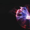 Una mano sostiene una bola de plasma. Foto: Ramón Salinero (Unsplash)