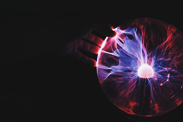 Una mano sostiene una bola de plasma. Foto: Ramón Salinero (Unsplash)