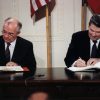 Mijaíl Gorbachov y Ronald Reagan durante la firma del Tratado de Armas Nucleares Intermedias (INF) en la Casa Blanca (1987). Foto: White House Photographic Office (Wikimedia Commons / Dominio Público). Blog Elcano