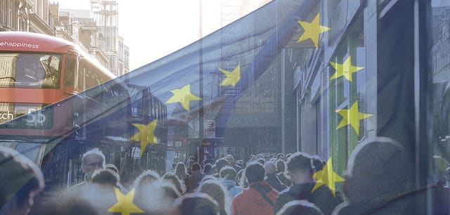 Brexit: posibles desastres políticos. Bus rojo en Londres y la bandera de la UE. Foto: Descrier / Flickr. Licencia Creative Commons Reconcimiento.