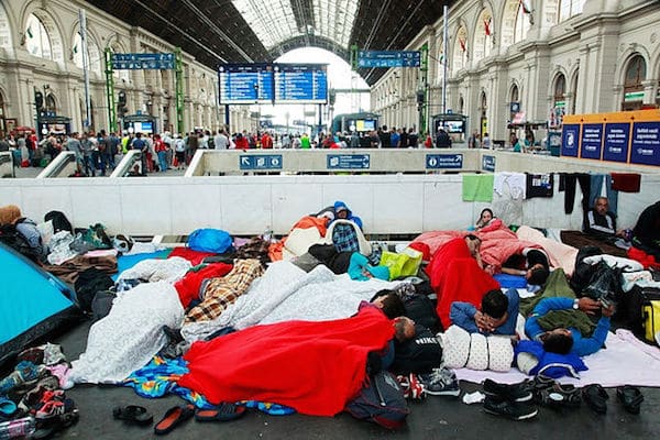 Refugees at Budapest Keleti railway station. Photo: Rebeca Harms / Wikimedia Commons. Elcano Blog
