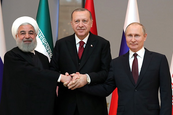 Triple alianza a favor de al-Assad. De izda a dcha: Hassan Rohaní (Irán), Recep Tayyip Erdoğan (Turquía) y Vladimir Putin (Rusia). Foto: Kremlin.ru (CC BY 4.0). Blog Elcano