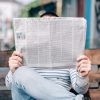 Desinformación: ¿puede el Estado protegerte de ser tonto? Una persona lee un periódico en Berlín. Foto: Roman Kraft (Unsplash)
