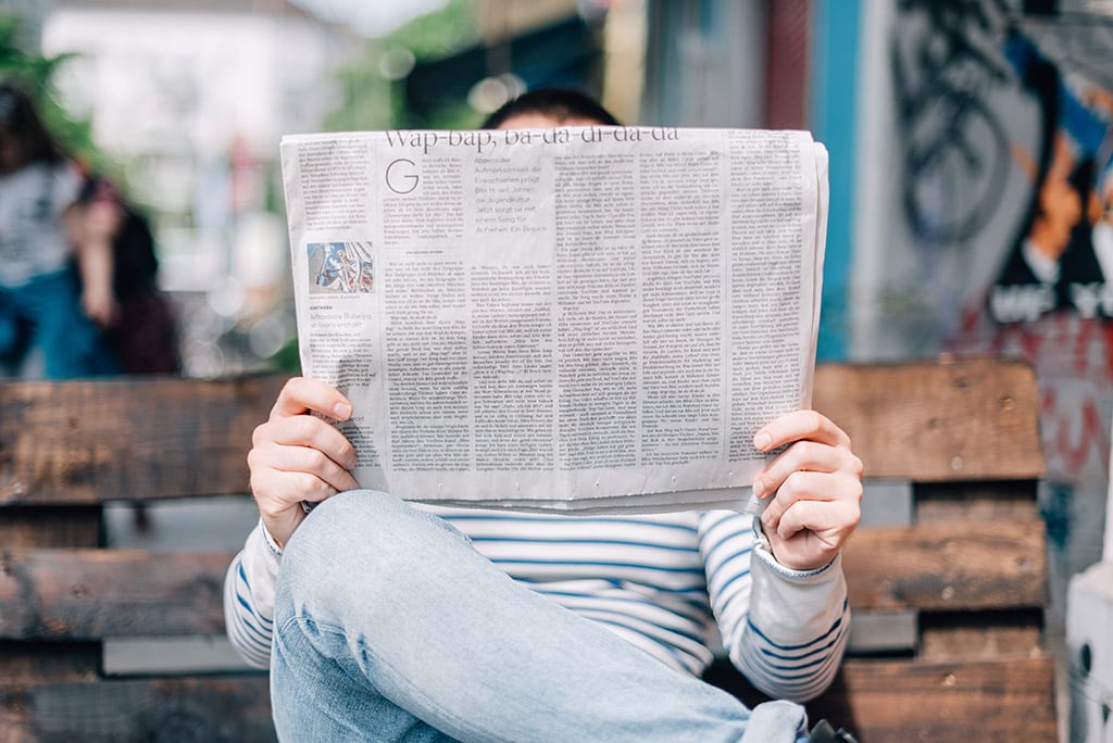 Desinformación: ¿puede el Estado protegerte de ser tonto? Una persona lee un periódico en Berlín. Foto: Roman Kraft (Unsplash)
