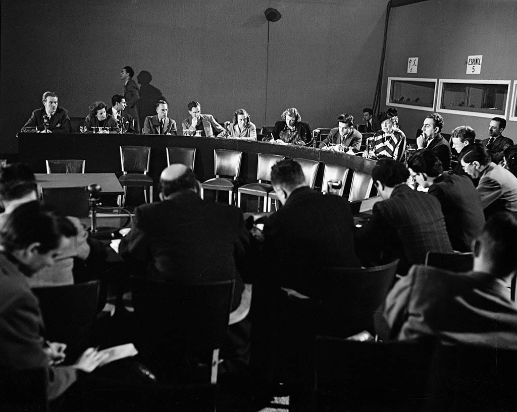 Rueda de prensa sobre la Declaración Universal de los Derechos Humanos. Eleanor Rossvelt, presidenta de la Comisión de Derechos Humanos (al centro, con sombrero) y Charles Malik, presidente de la Tercera Comisión de la Asamblea General de la ONU (a la derecha). Foto: United Nations Photo (CC BY-NC-ND 2.0). Blog Elcano