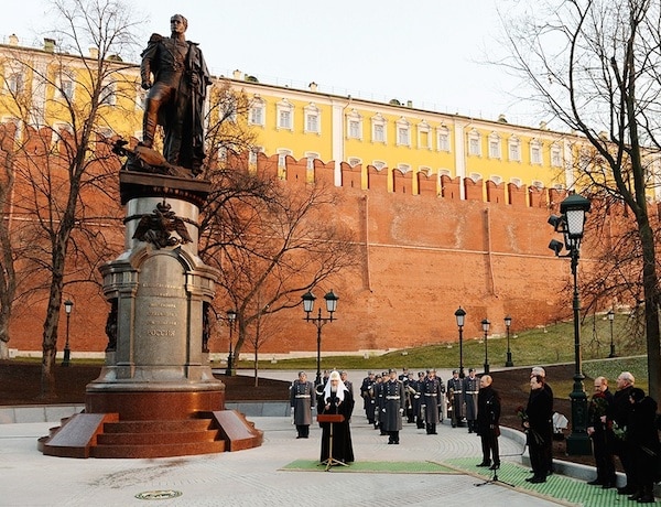 Vladimir Putin, presidente de Rusia, y Kyril, patriarca de la Iglesia Ortodoxa durante la inauguración del monumento al Zar Alejandro I (20/11/2014). Foto: Royal Russia. Blog Elcano