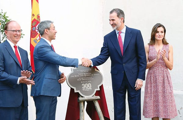 Los Reyes en EEUU: el potencial de la relación bilateral. Los Reyes descubren la placa conmemoritiva de su visita el domingo en San Antonio.