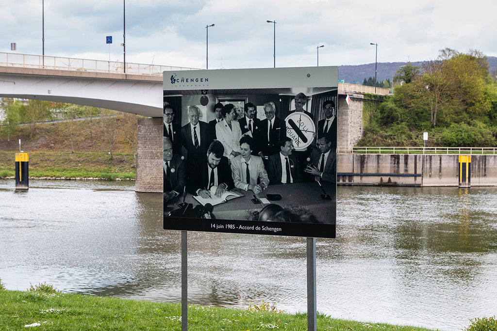Valla con la imagen de la firma del acuerdo de Schengen en 1985. Foto: Manolo Gómez (CC BY 2.0). Blog Elcano