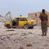 Un miliciano de las Fuerzas Democráticas Sirias ante un área destruida de la ciudad de Tabqa el pasado mayo. Foto: Voice of America (dominio público)