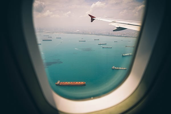 Cargueros en la costa desde la ventanilla de un avión. Foto: Fancy Crave en Unsplash