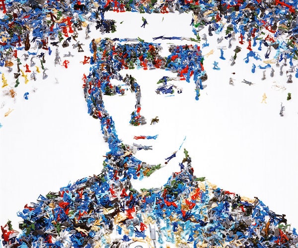 La paz sea con nosotros. Detalle de Soldado de juguete, serie Mónadas (2003). Obra de Vik Muniz. Imagen vía oddi7y. Blog Elcano