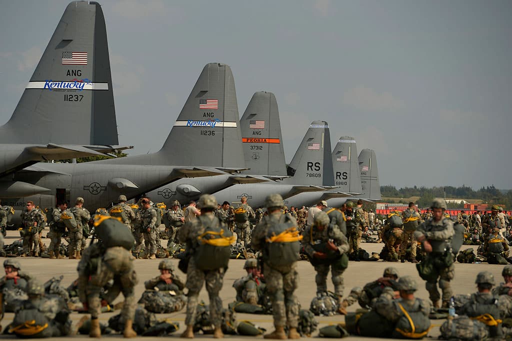 Cost Plus 50. Soldados de EEUU y Canadá en la base aérea de Ramstein, Alemania. Foto: U.S. Department of Defense Current Photos (DoD photo by Staff Sgt. Tim Chacon, U.S. Air Force/Released) (United States government work).
