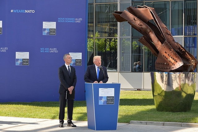Donald Trump, junto a Jens Stoltenberg (Secretario General de la OTAN), durante su discurso en el memorial 11-S/Artículo 5. Foto: ©NATO / Flickr.