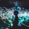 Figura humana delante de pantallas digitales. TeamLab Japan (Tokio, Japón). Foto: Su San Lee (Unsplash)