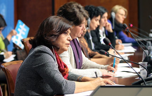 Aplicando la Resolución 1325. Mujeres activistas de Siria hablan en una rueda de prensa de ONU Mujeres. Foto: UN Women / Flickr. Licencia Creative Commons Reconocimiento-NoComercial-SinDerivados. Blog Elcano