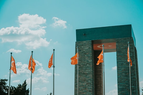 Turkish flags at the Canakkale Martyrs Monument. Photo: Mert Kahveci (@mertkahveci)