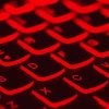 Detalle de un teclado retroiluminado. Foto: Taskin Ashiq / Unsplash