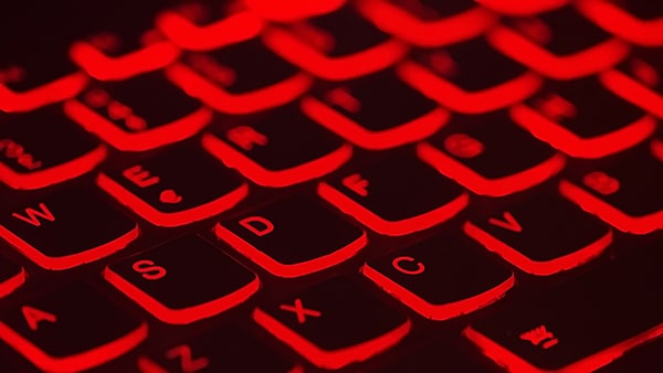 Detalle de un teclado retroiluminado. Foto: Taskin Ashiq / Unsplash