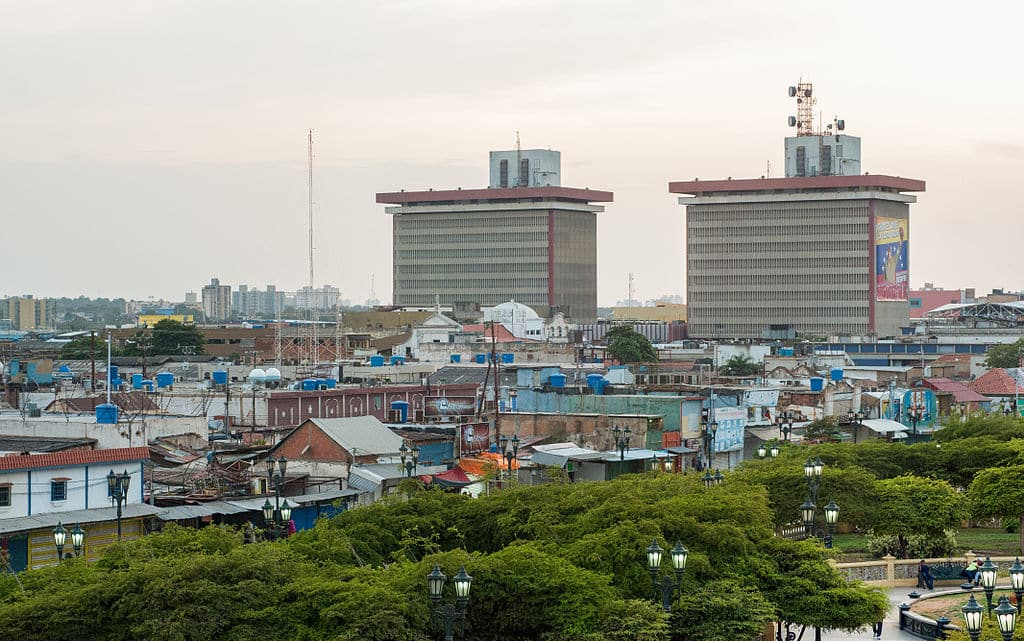 Venezuela y PDVSA: matando a la gallina de los huevos de oro. Torres PDVSA en Maracaibo.